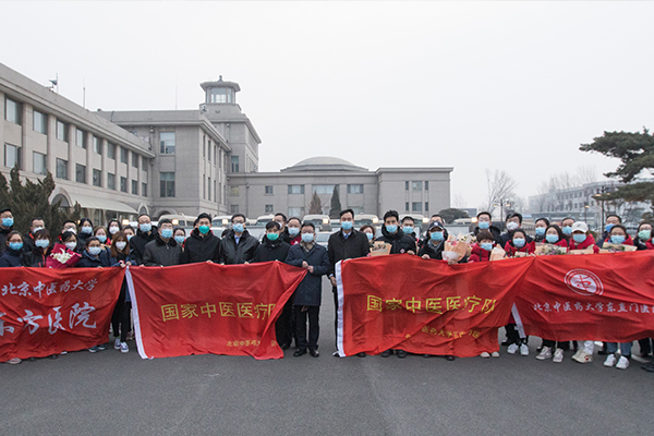 各级领导来到首都机场为医疗队送行